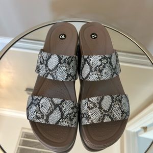 New never worn Croc wedges.